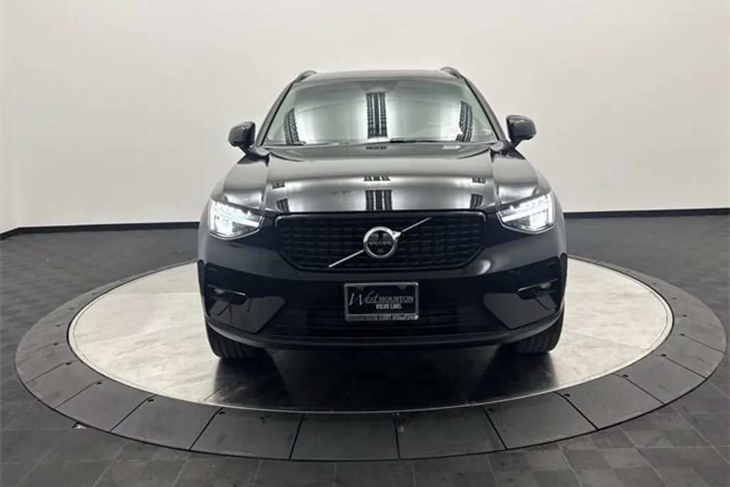 2025 Volvo XC40 AWD Plus photo 1