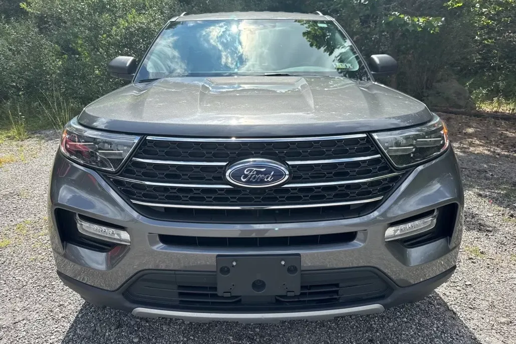2023 Ford Explorer XLT photo 1