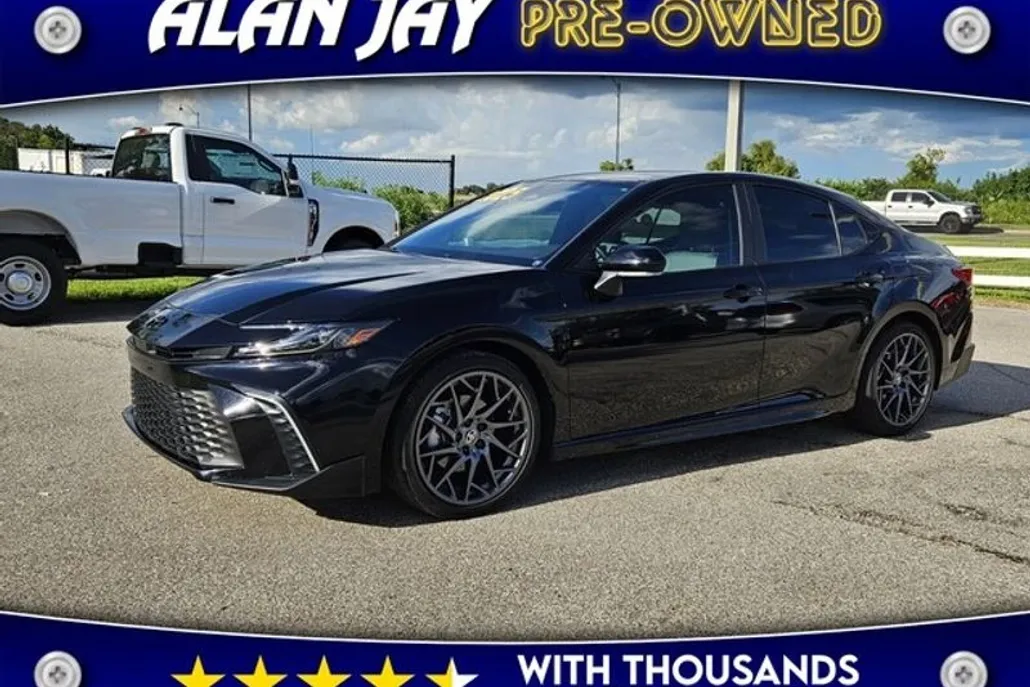 2025 Toyota Camry SE Hybrid photo 1
