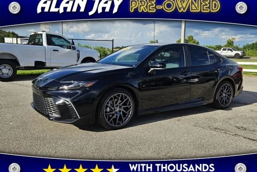 2025 Toyota Camry SE Hybrid photo 1