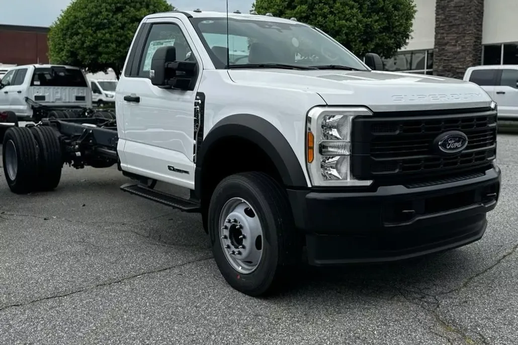 2024 Ford F-600 photo 1