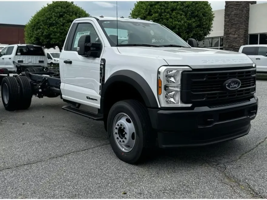 2024 Ford F-600 photo 1