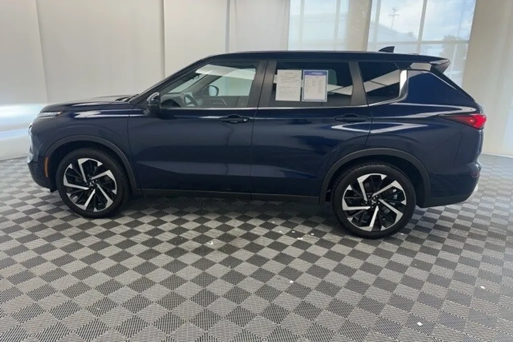 2022 Mitsubishi Outlander SE photo 1