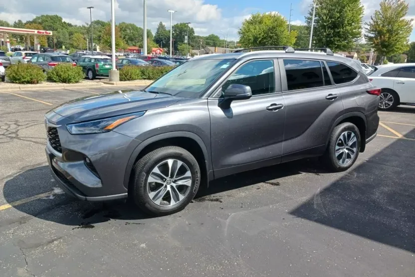 2023 Toyota Highlander L photo 1