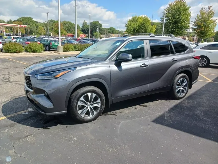 2023 Toyota Highlander L photo 1