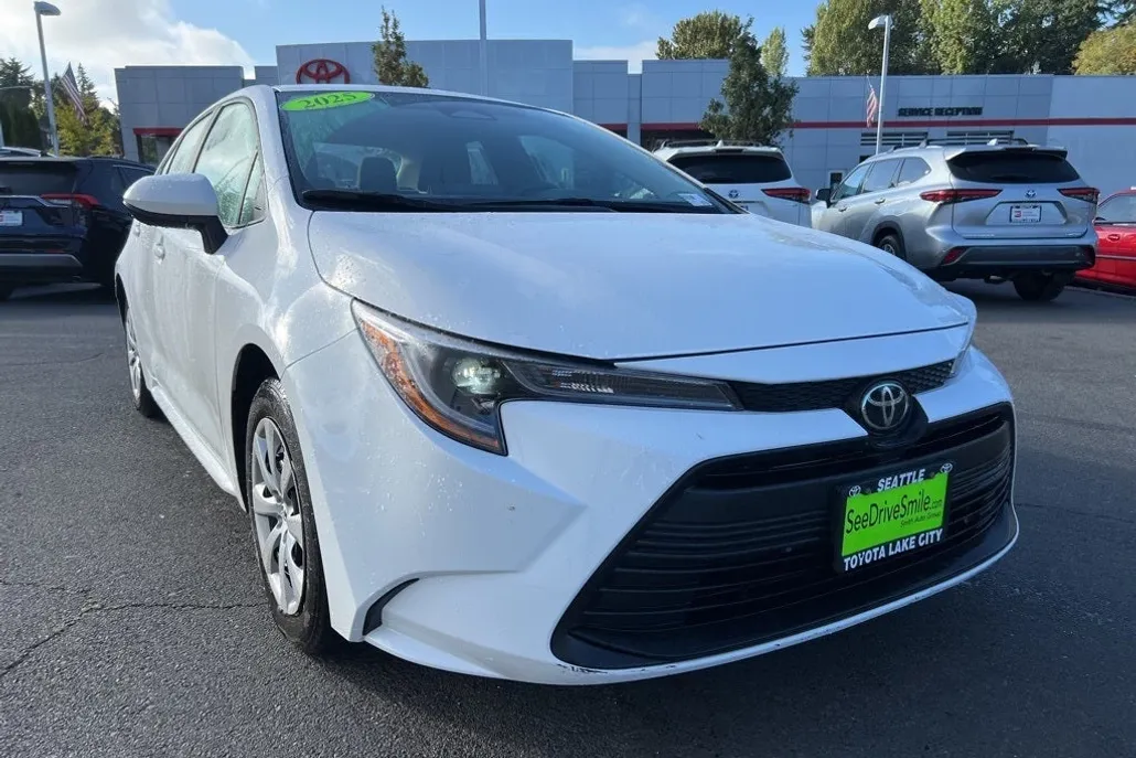 2025 Toyota Corolla LE photo 1