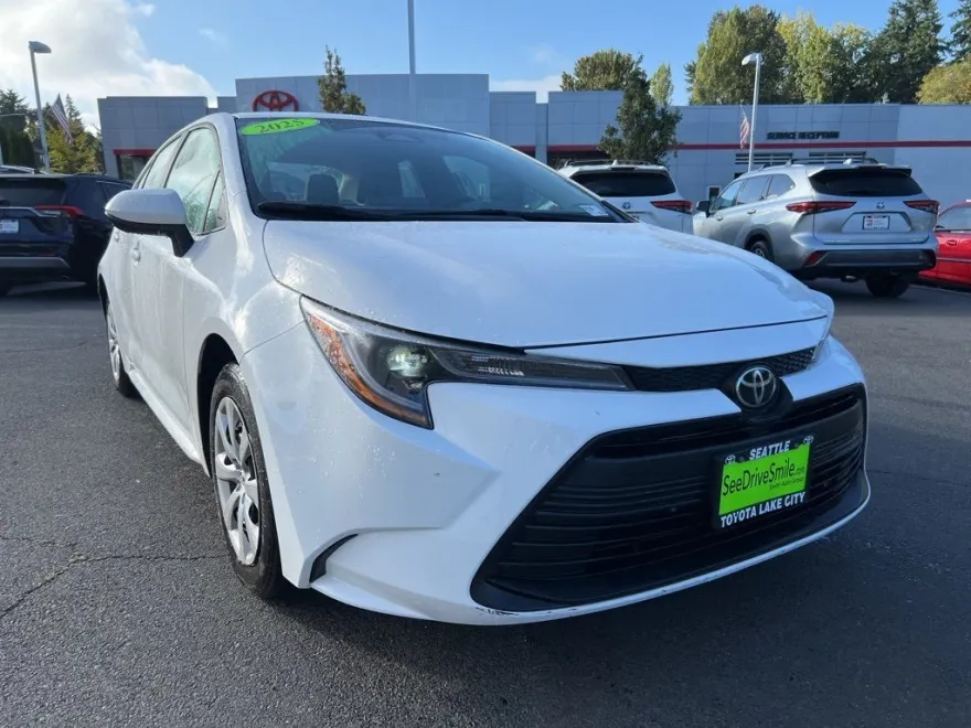 2025 Toyota Corolla LE photo 1