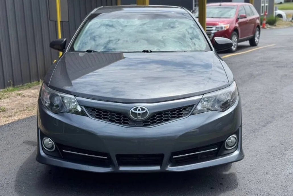 2012 Toyota Camry SE photo 1