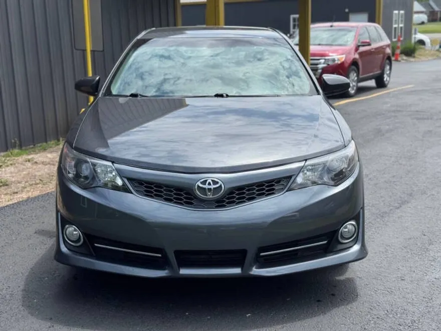 2012 Toyota Camry SE photo 1