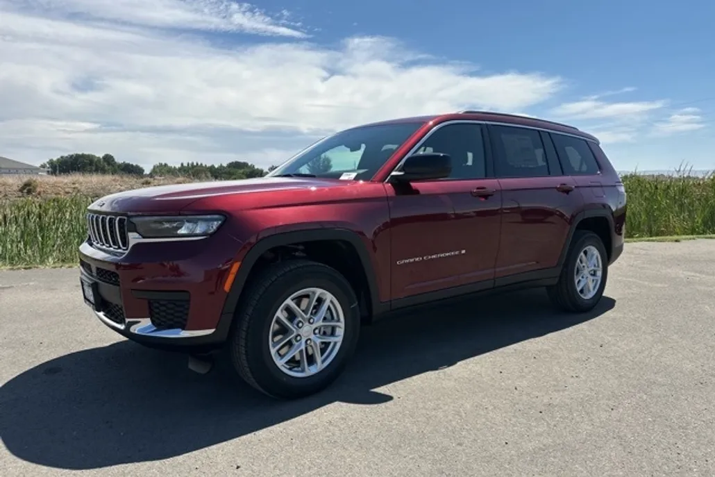 2025 Jeep Grand Cherokee Laredo photo 1