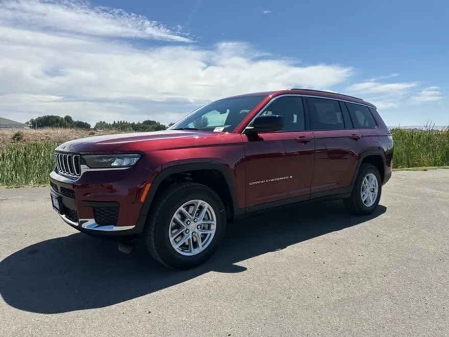 2025 Jeep Grand Cherokee Laredo photo 1