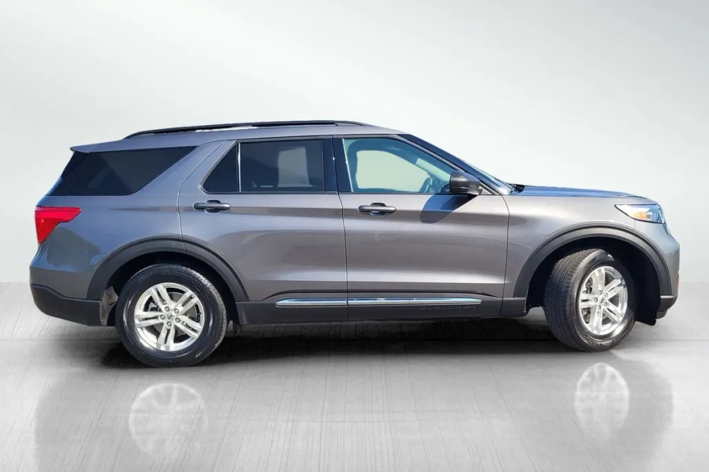 2023 Ford Explorer XLT photo 1