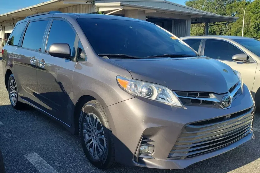 2020 Toyota Sienna XLE photo 1