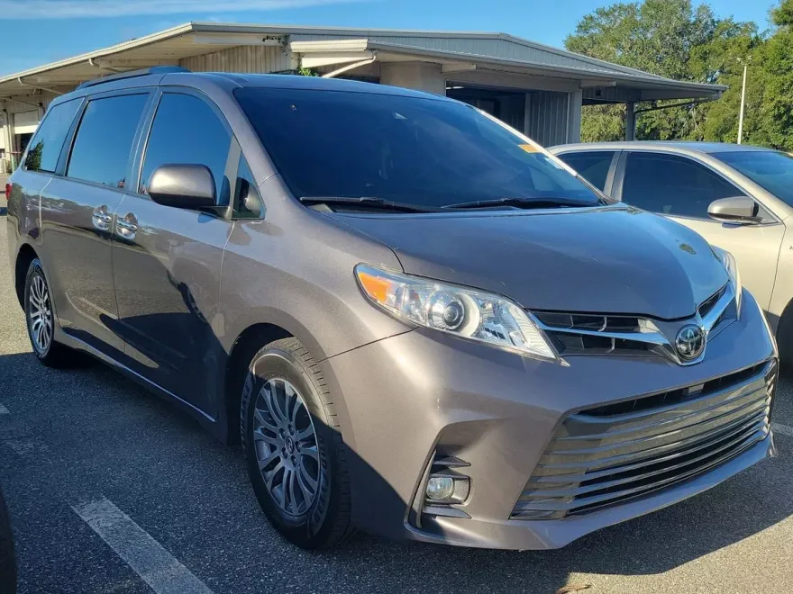 2020 Toyota Sienna XLE photo 1