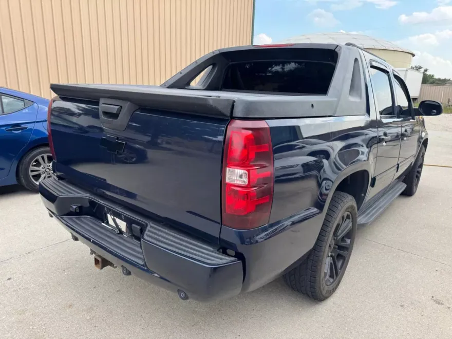 2010 Chevrolet Avalanche LT photo 1