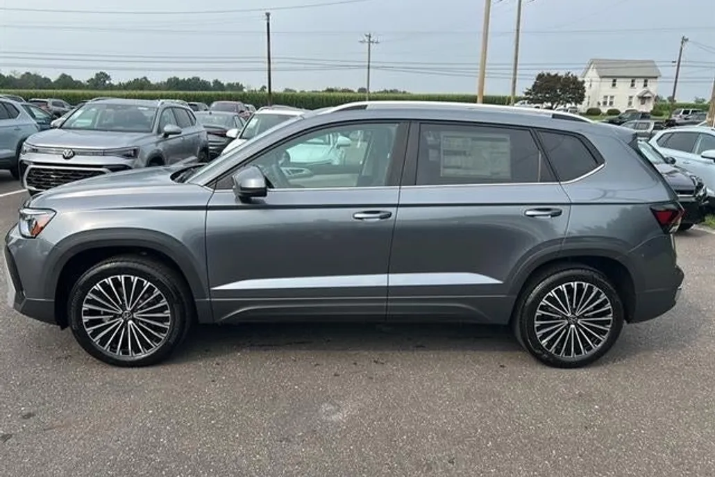 2025 Volkswagen Taos SE photo 1