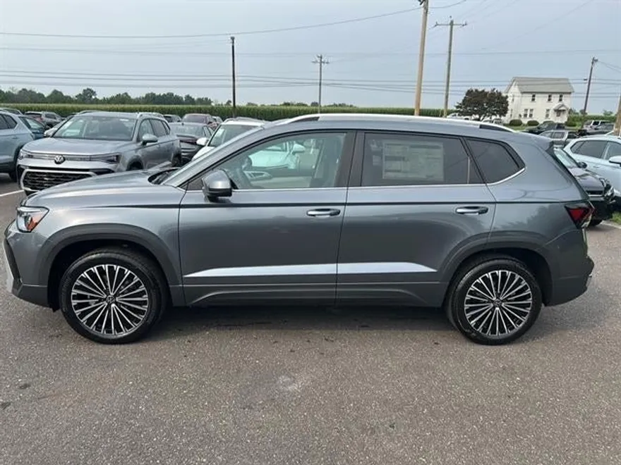 2025 Volkswagen Taos SE photo 1