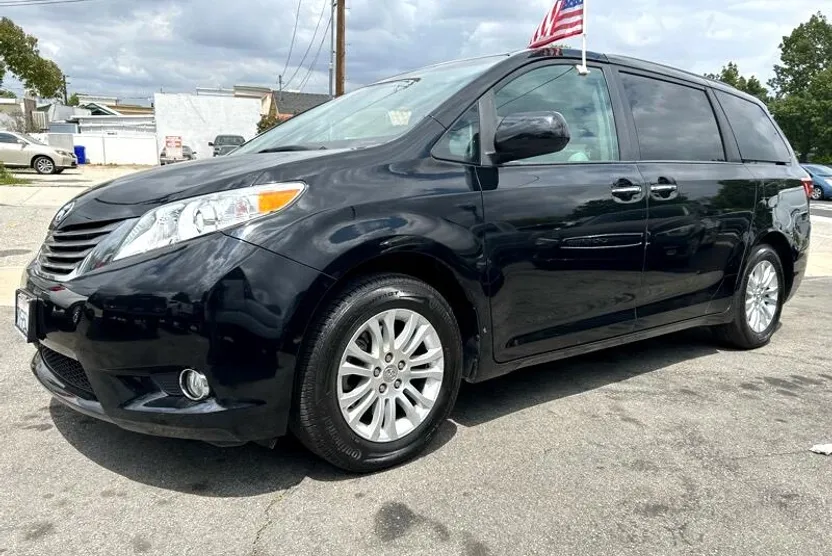 2017 Toyota Sienna Limited Premium photo 1