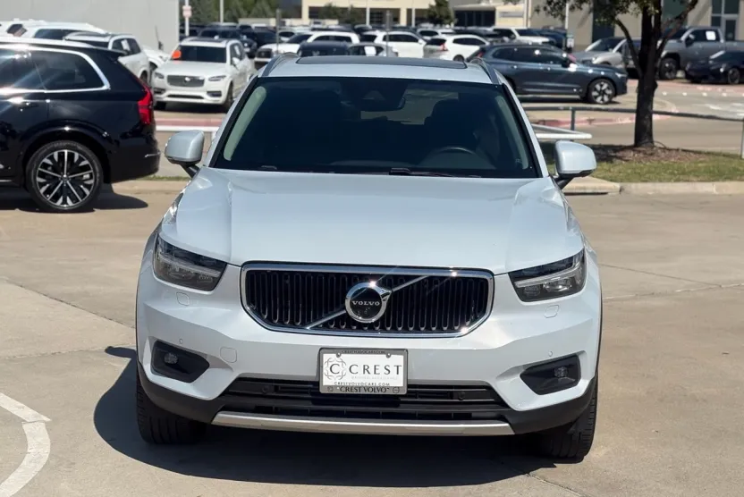 2020 Volvo XC40 Momentum photo 1