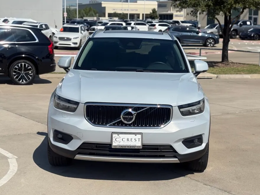 2020 Volvo XC40 Momentum photo 1