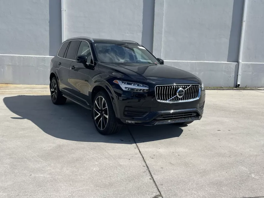2022 Volvo XC90 Momentum photo 1