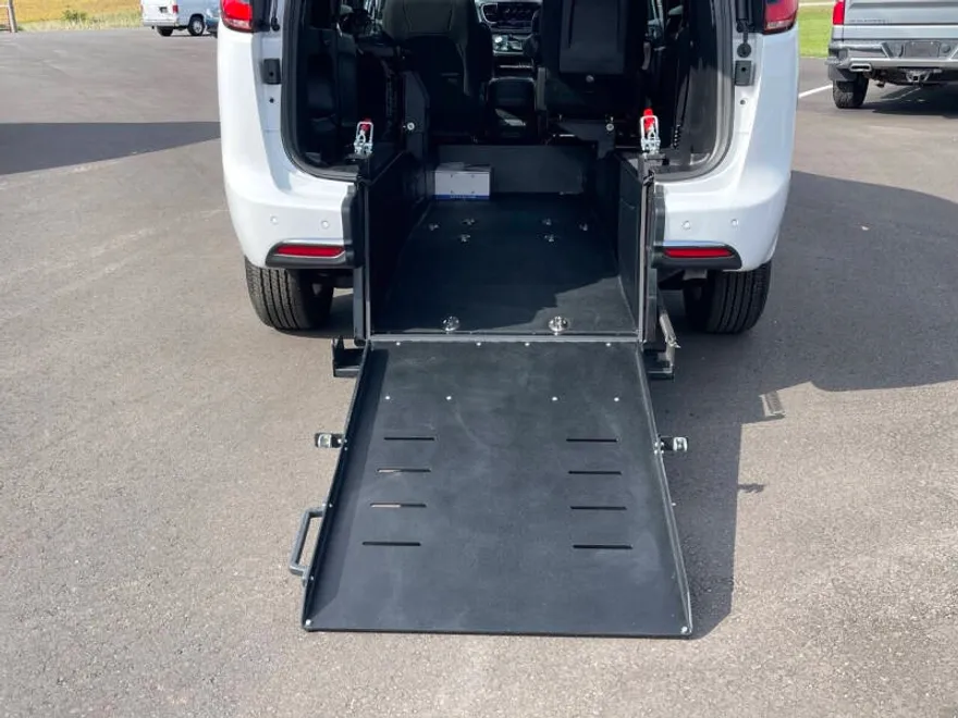 2024 Chrysler Pacifica Touring photo 1