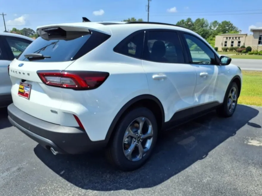 2025 Ford Escape ST-Line photo 1