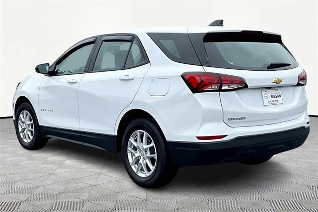 2023 Chevrolet Equinox LS photo 1
