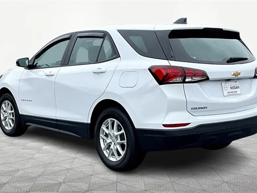 2023 Chevrolet Equinox LS photo 1