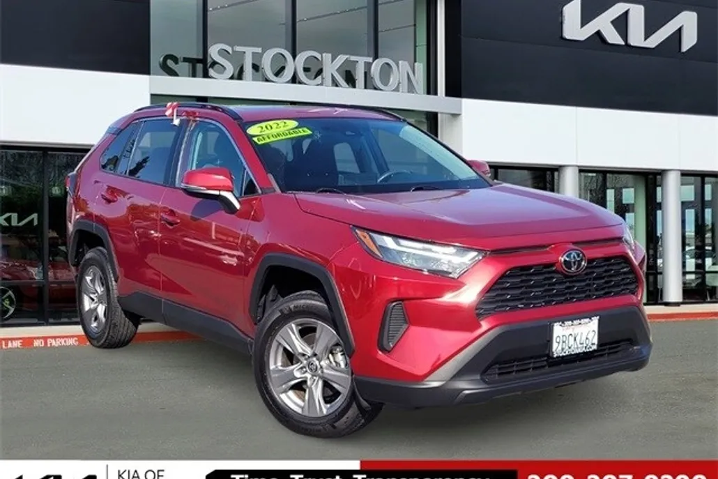 2022 Toyota RAV4 XLE photo 1