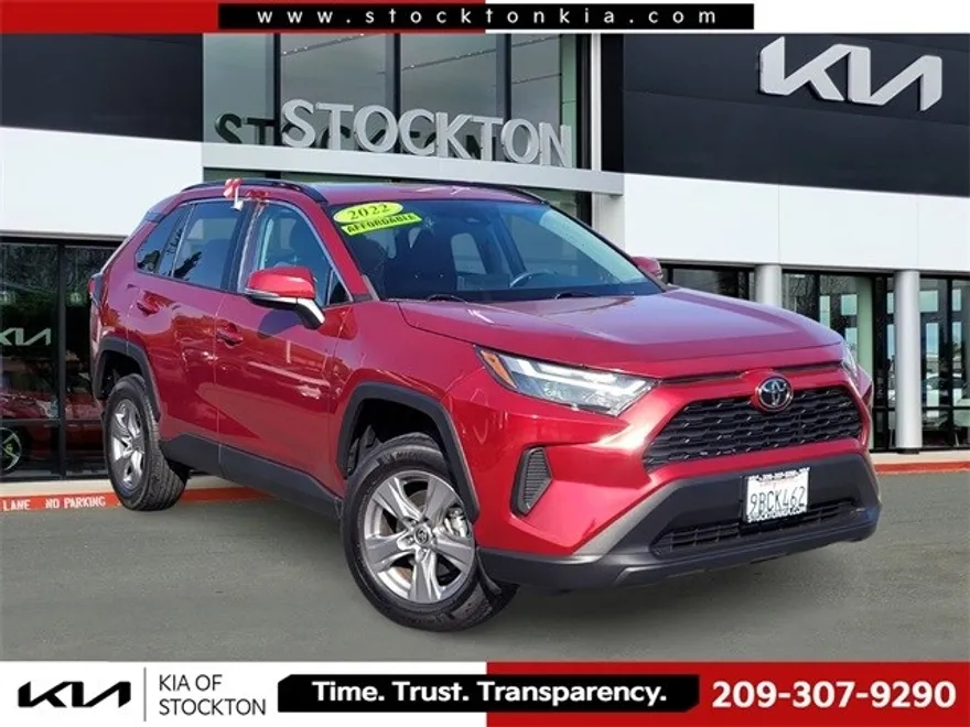 2022 Toyota RAV4 XLE photo 1