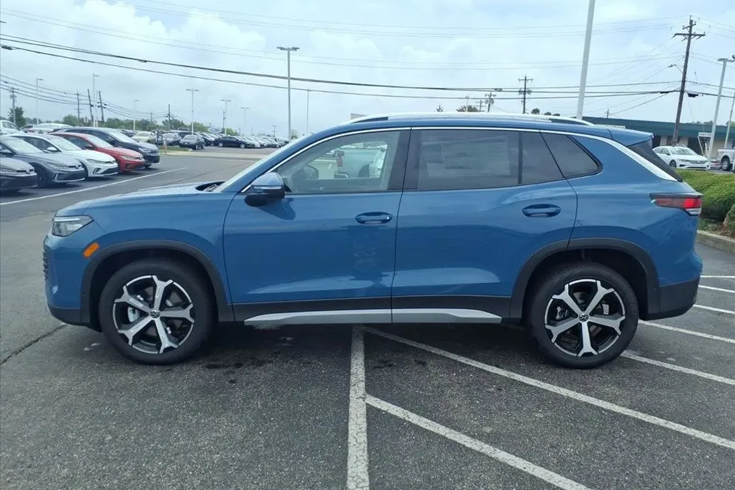 2025 Volkswagen Tiguan SE photo 1