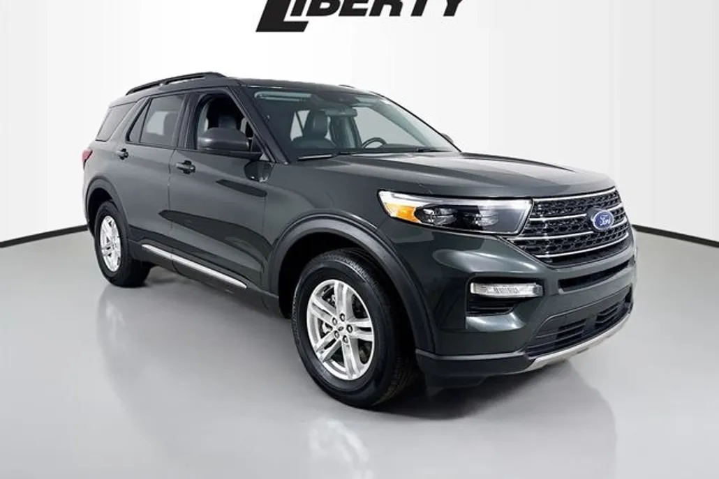 2023 Ford Explorer XLT photo 1