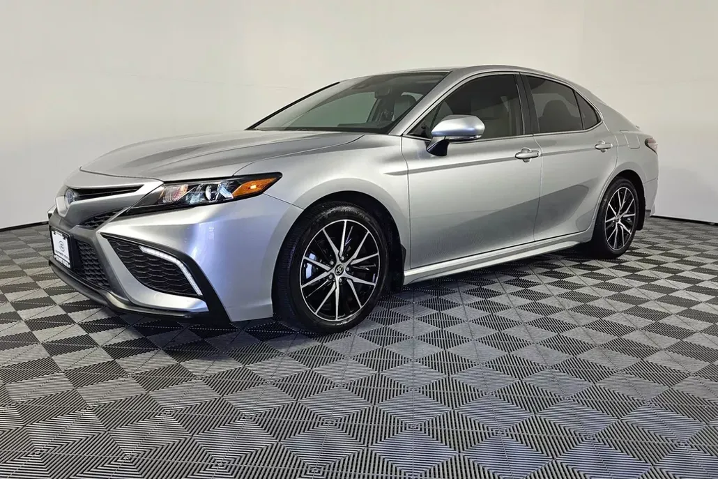2023 Toyota Camry Hybrid SE photo 1