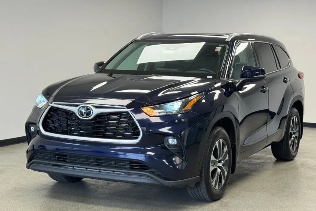 2022 Toyota Highlander XLE photo 1