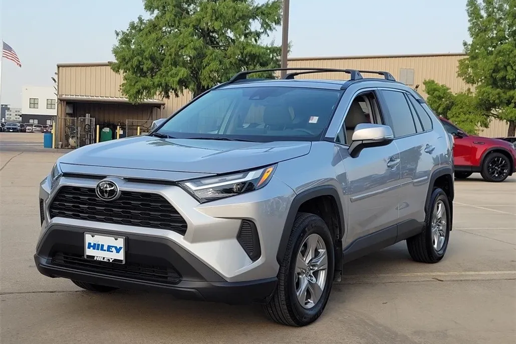2023 Toyota RAV4 XLE photo 1
