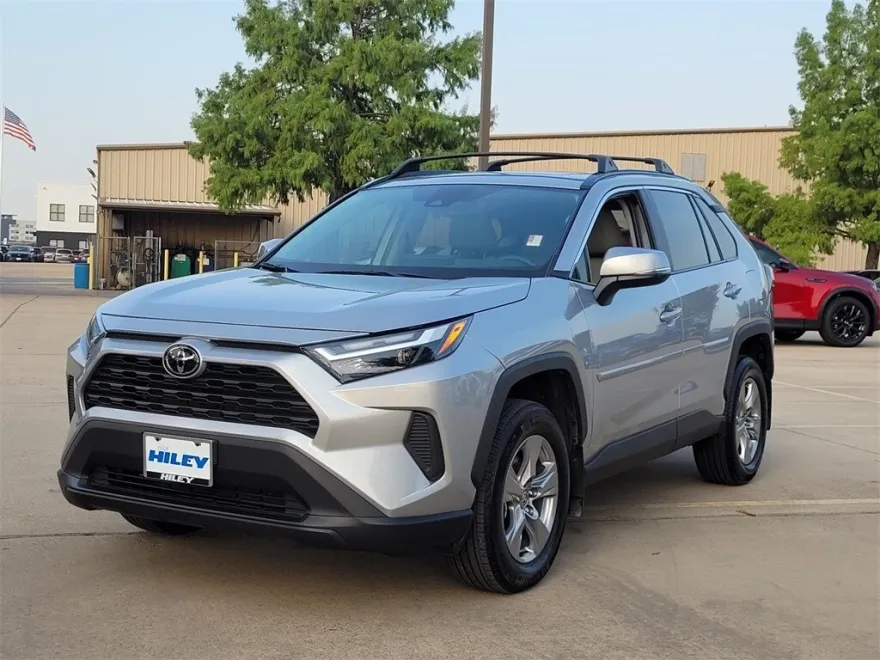 2023 Toyota RAV4 XLE photo 1