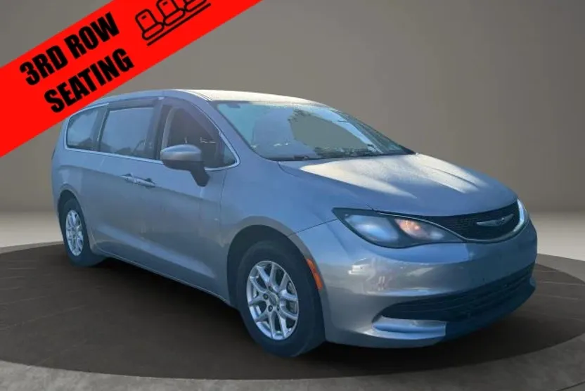 2017 Chrysler Pacifica Touring photo 1