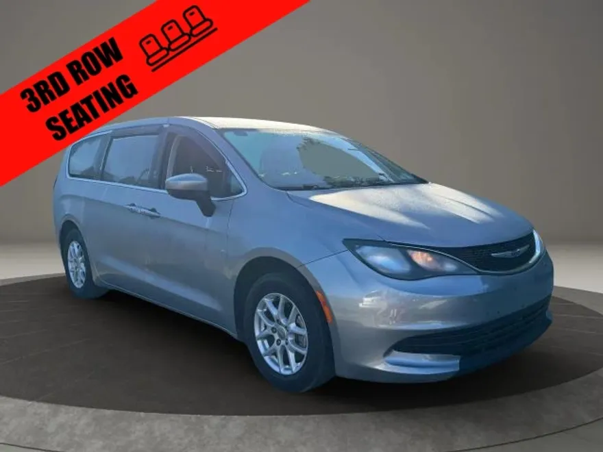 2017 Chrysler Pacifica Touring photo 1