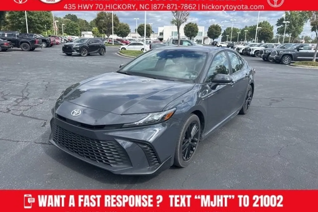 2025 Toyota Camry SE photo 1