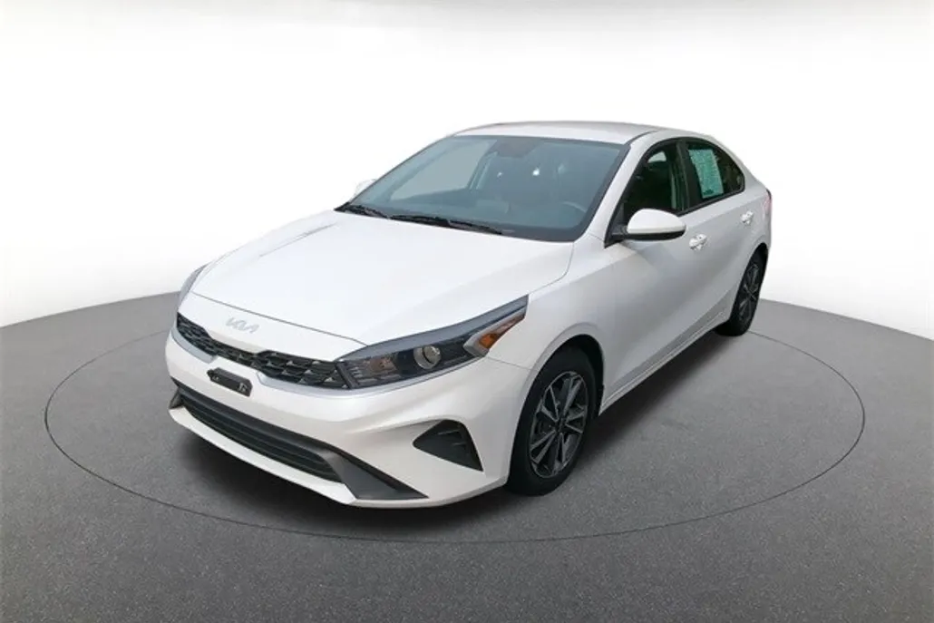 2023 Kia Forte LXS photo 1