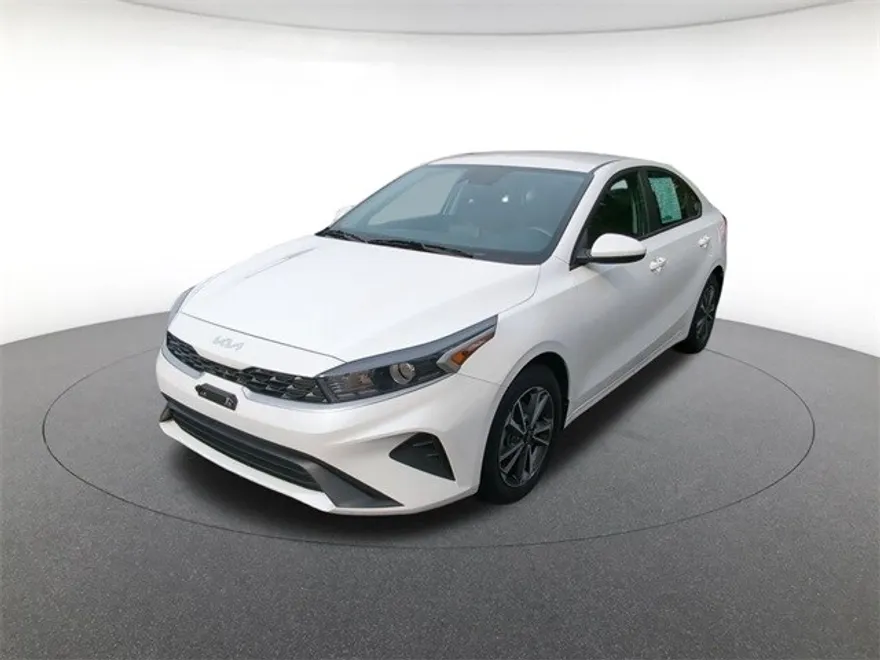 2023 Kia Forte LXS photo 1