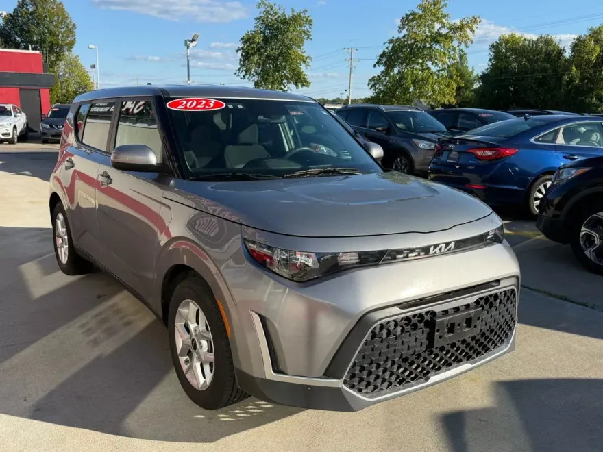 2023 Kia Soul LX photo 1