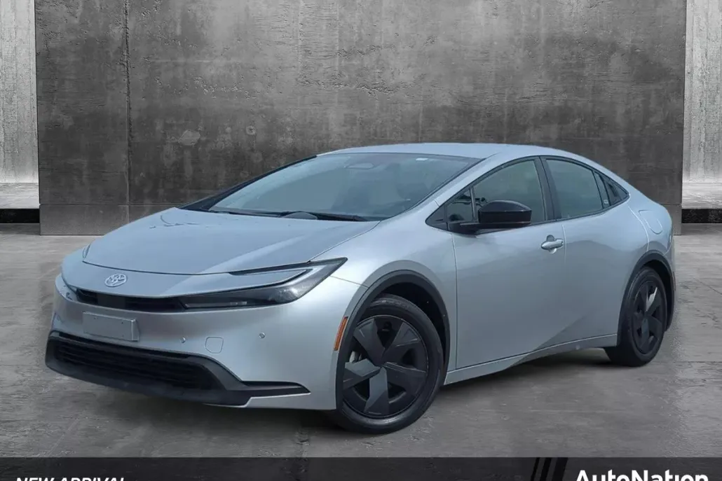 2024 Toyota Prius LE photo 1