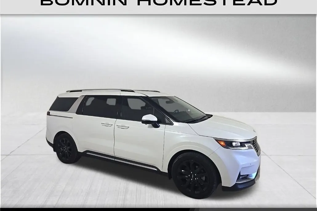 2023 Kia Carnival SX photo 1
