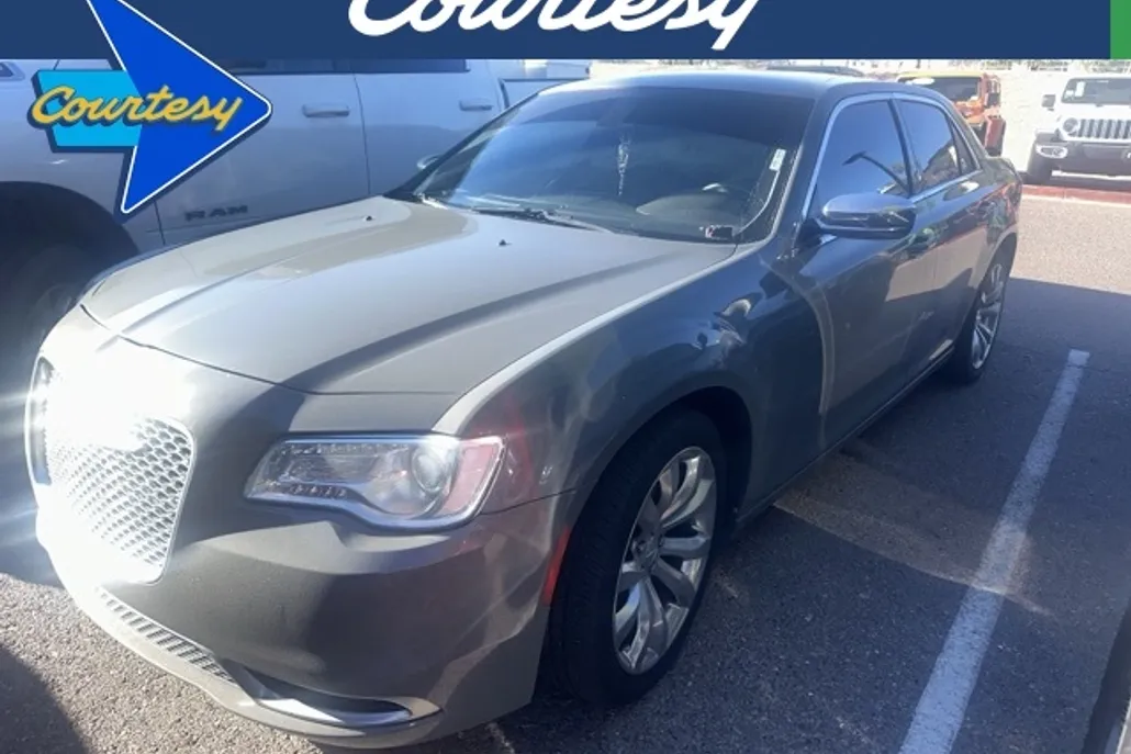 2018 Chrysler 300 Touring photo 1