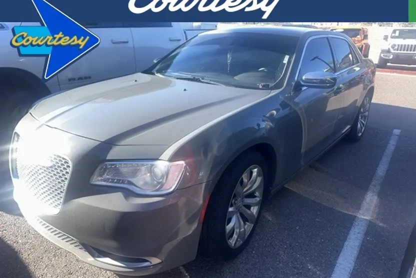 2018 Chrysler 300 Touring photo 1