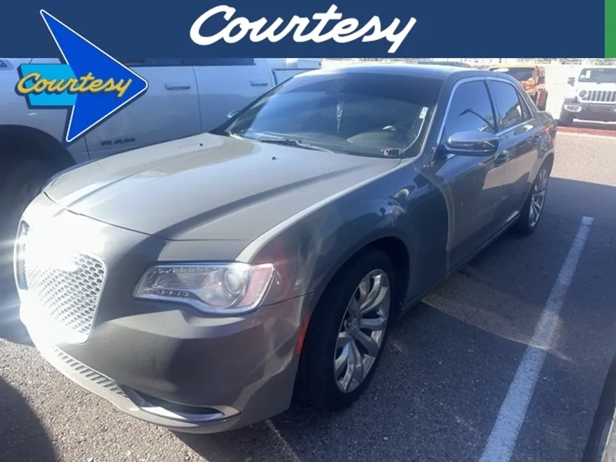 2018 Chrysler 300 Touring photo 1