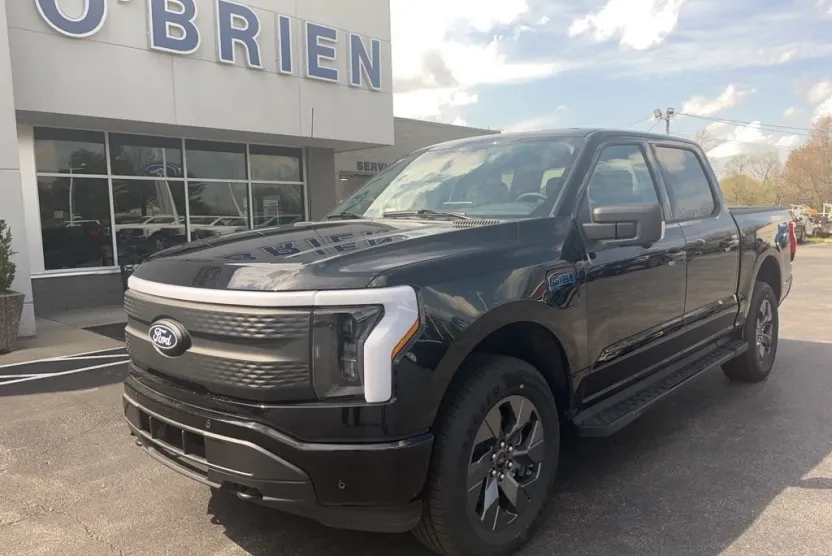 2025 Ford F-150 Lightning photo 1