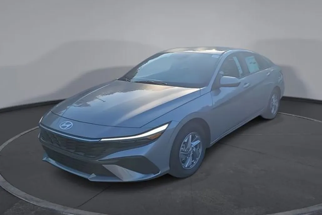 2025 Hyundai Elantra SE photo 1